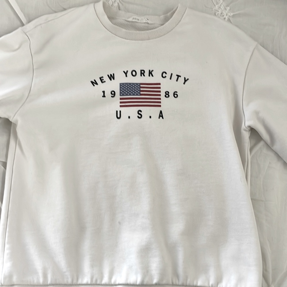 Selling a white sweatshirt. Very cute and comfy